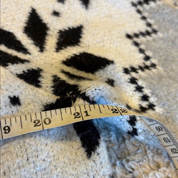 No Boundaries Gray and White Knit Sweater - Picture 4 of 6